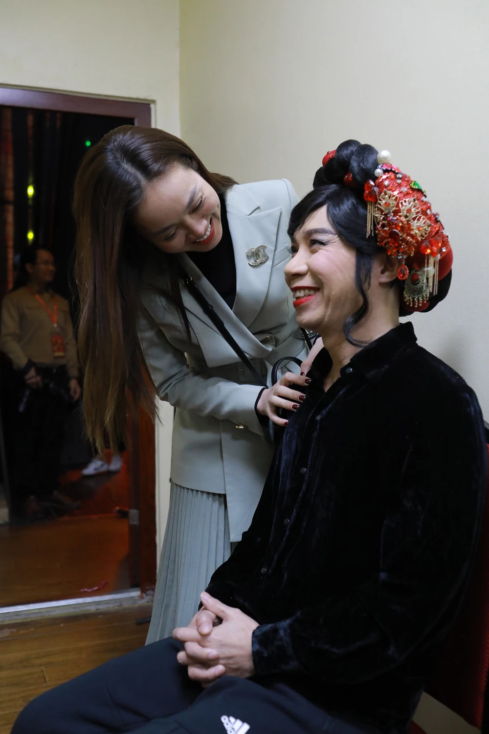 Trong hậu trường, Ngọc Hà chăm chút cho Công Lý cẩn thận trước giờ lên sân khấu. Ảnh: DUY TIẾN