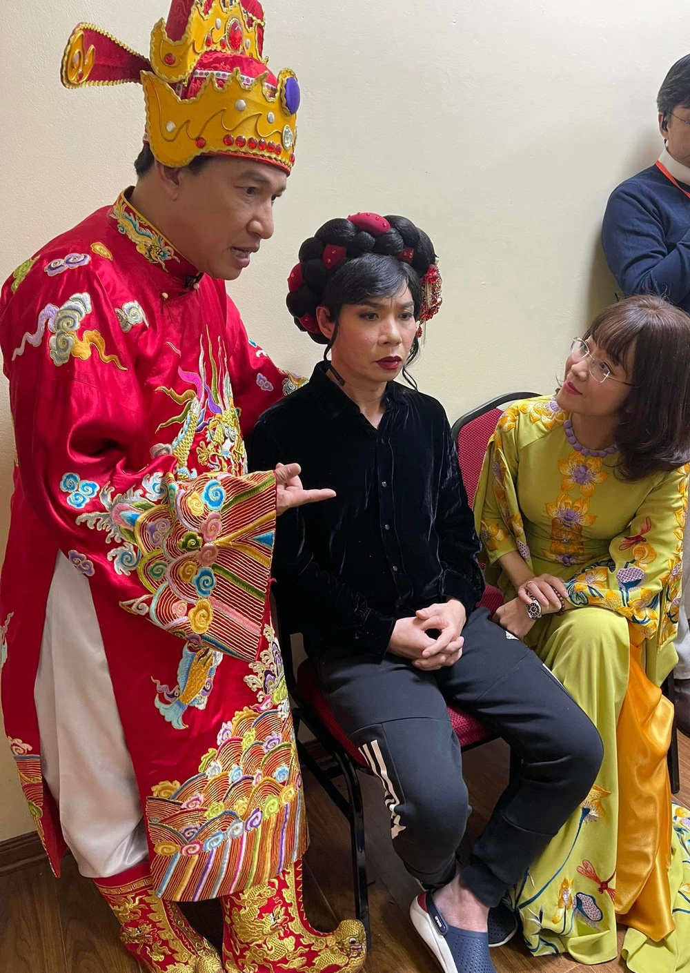 NSND Công Lý tỏ ra khá hồi hộp căng thẳng trước giờ ghi hình. Ảnh: TUẤN ANH.