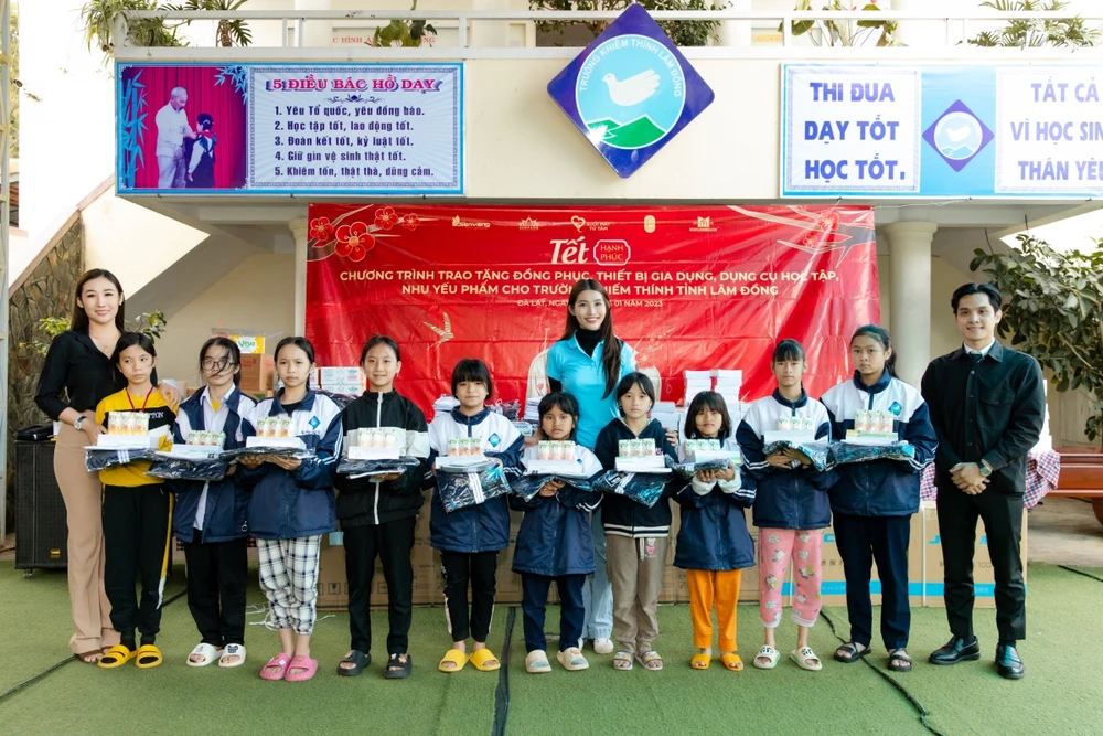 Á hậu Chế Nguyễn Quỳnh Châu tặng quà cho học sinh trường khiếm thính. Ảnh: FBNV