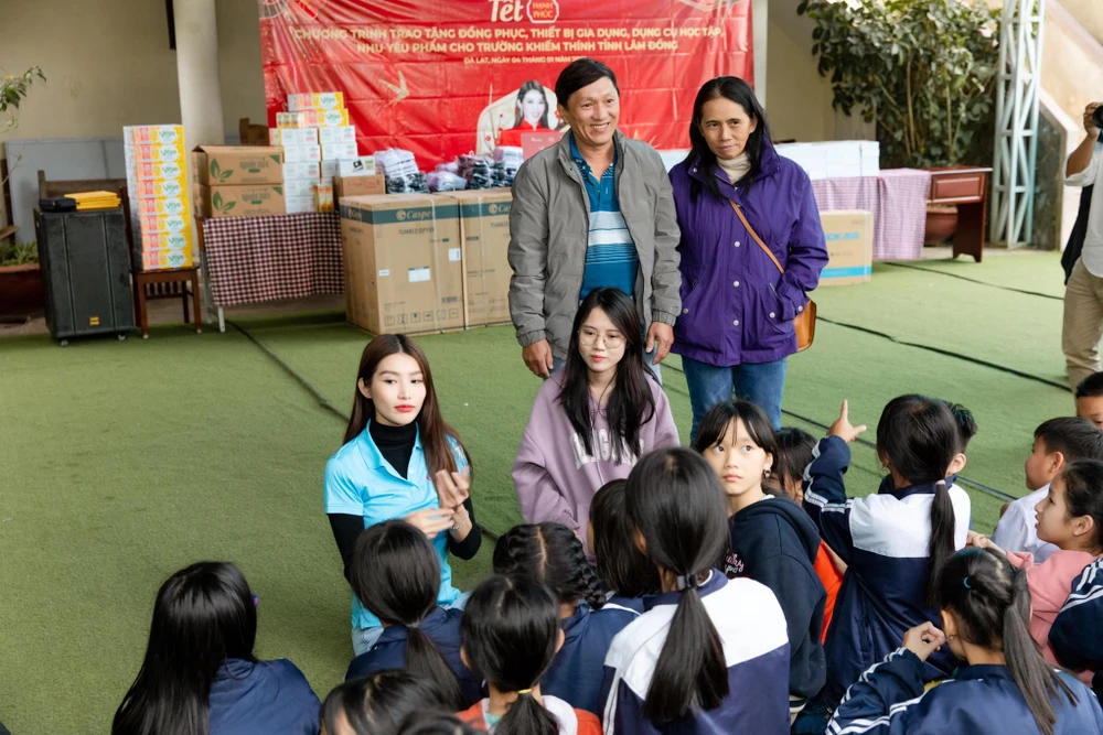 Á hậu Quỳnh Châu giao lưu với các học sinh. Ảnh: FBNV