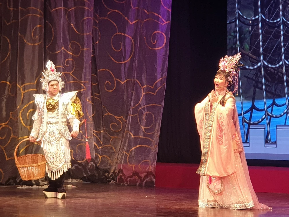 Nghệ sĩ Bạch Long và Tâm Tâm trong trích đoạn vở "Triệu Tử Long đoạt ấu chúa". Ảnh: VĂN HÀ Nghệ sĩ Bạch Long và Tâm Tâm trong trích đoạn vở "Triệu Tử Long đoạt ấu chúa". Ảnh: VĂN HÀ