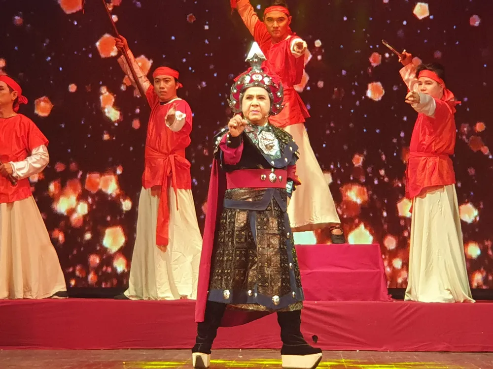 Nghệ sĩ Bạch Long trong tiết mục "Nam quốc sơn hà". Ảnh: VĂN HÀ Nghệ sĩ Bạch Long trong tiết mục "Nam quốc sơn hà". Ảnh: VĂN HÀ