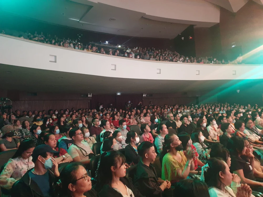 Dù đã muộn, nhưng hơn 500 khán giả vẫn nán lại để xem hết chương trình. Ảnh: VĂN HÀ Dù đã muộn, nhưng hơn 500 khán giả vẫn nán lại để xem hết chương trình. Ảnh: VĂN HÀ