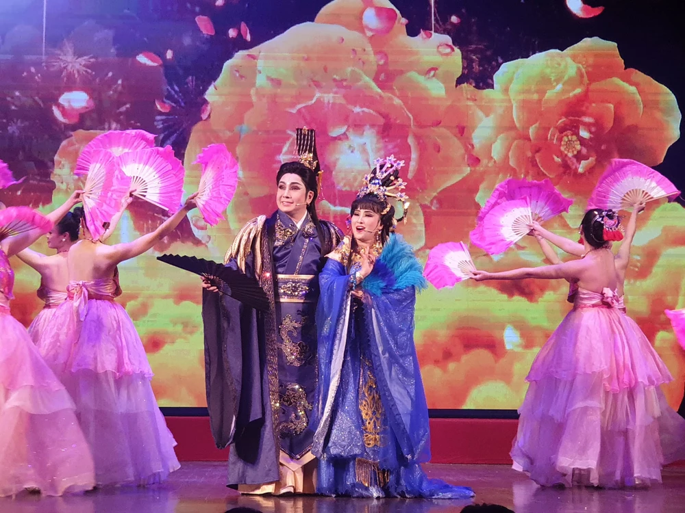 NSƯT Vũ Luân trong đêm diễn. Ảnh: VĂN HÀ NSƯT Vũ Luân trong đêm diễn. Ảnh: VĂN HÀ