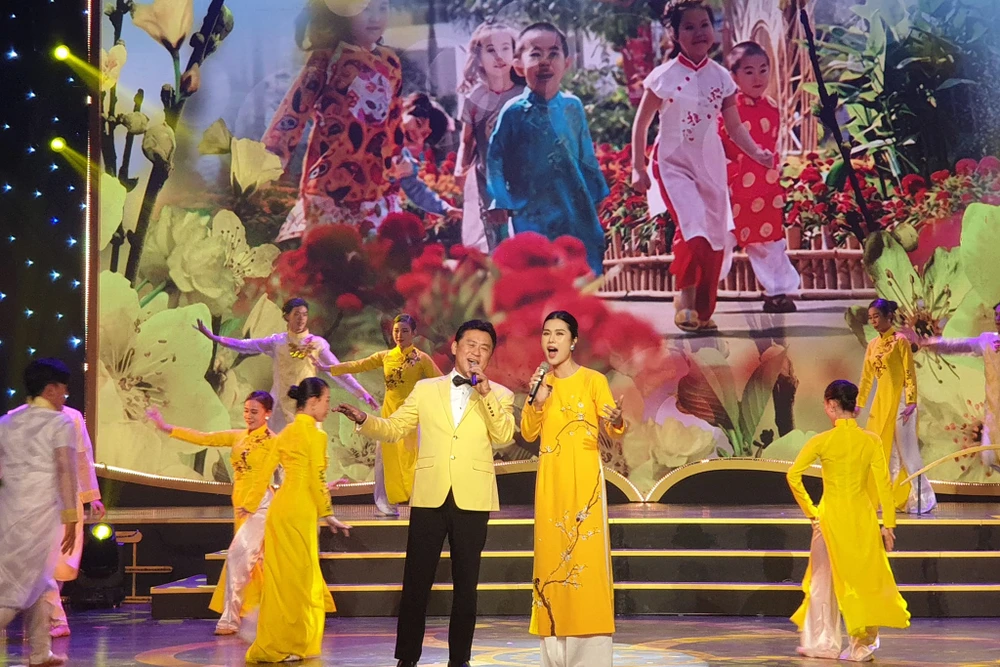 NSND Tạ Minh Tâm song ca cùng Phúc Anh trong ca khúc "Cung đàn mùa xuân" mở màn lễ trao giải Mai Vàng 2022. Ảnh: HÀ NGUYỄN