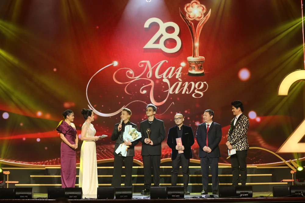 Nhóm Dallab nhận giải Nhóm nhạc được yêu thích nhất. Ảnh: HÀ NGUYỄN