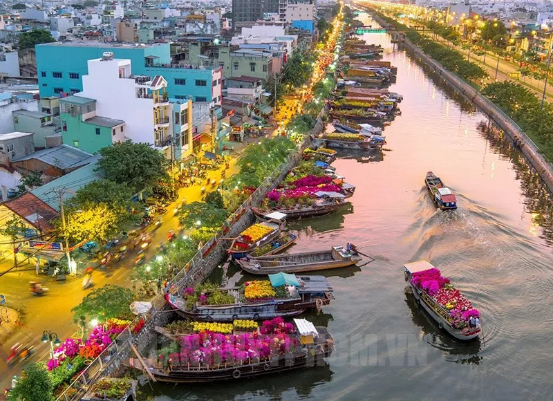 Chợ hoa xuân “Trên bến dưới thuyền” nhìn từ trên cao. Ảnh: Thành uỷ TP.HCM