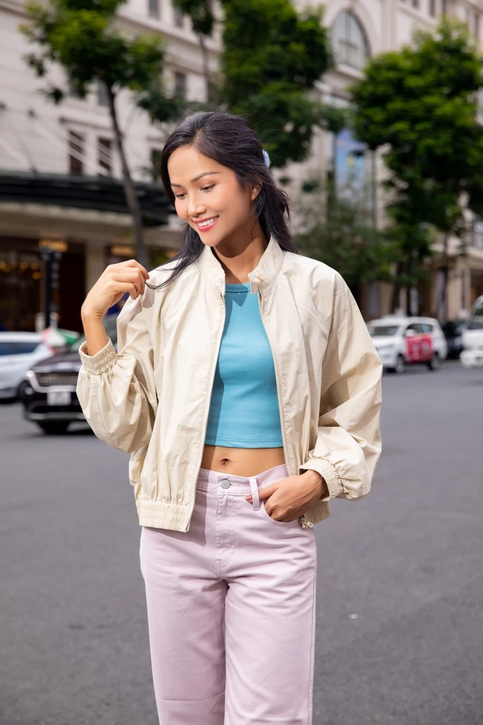 H'Hen Niê vẫn luôn tích cực hoạt động thiện nguyện và các công việc cộng đồng. Ảnh: FBNV