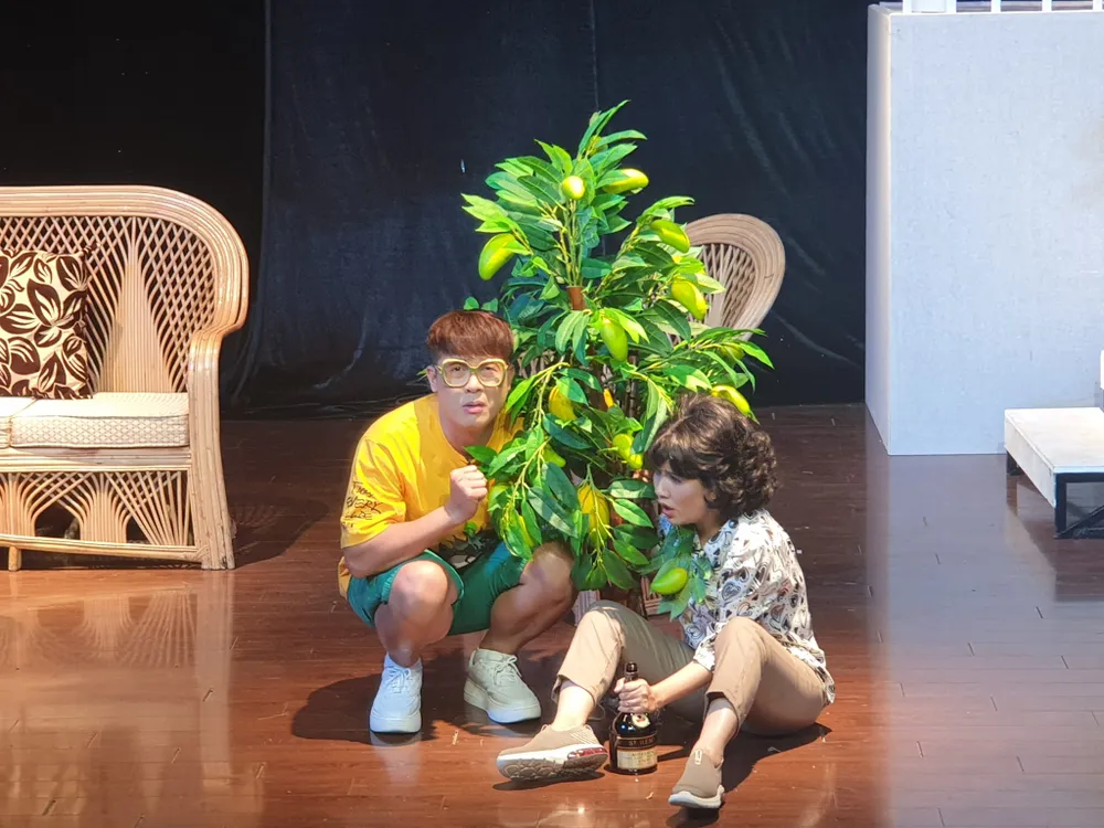 Hòa Hiệp và Ngọc Trinh tái hợp trong vở &quot;Bất ngờ chưa bà già&quot;. Ảnh: HÀ NGUYỄN