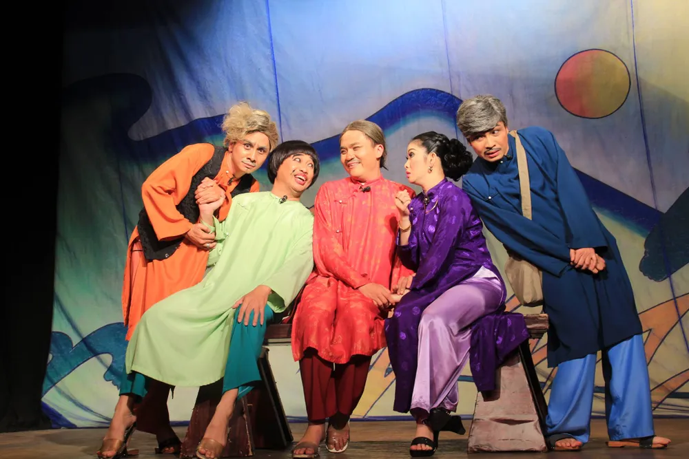 Các nghệ sĩ trong vở &quot;Thuốc đắng dã tật&quot;. Ảnh: HÙNG LÂM