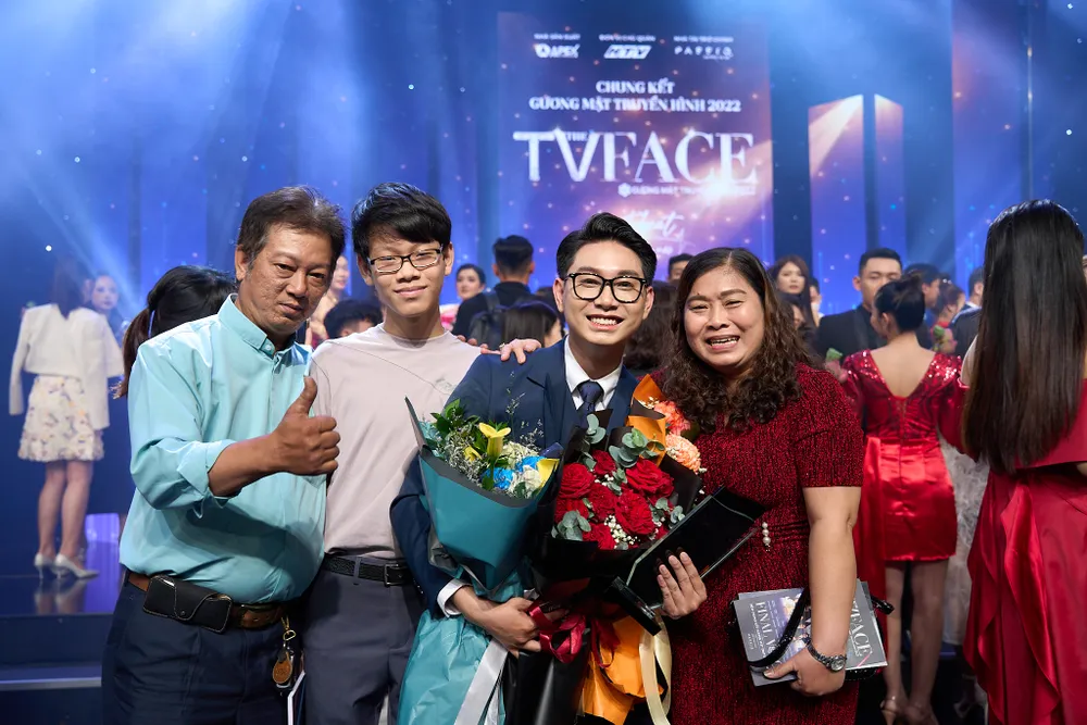 Trọng Hiền chia sẻ niềm vui chiến thắng cùng gia đình. Ảnh: NVCC