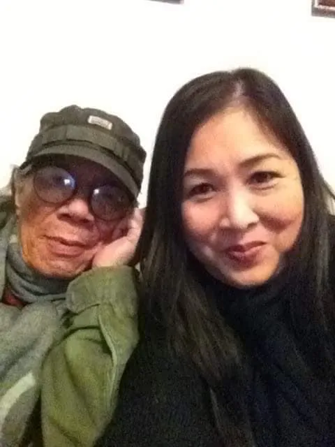 NSND Hồng Vân tiếc thương: &quot;Vĩnh biệt Anh, một tượng đài của sân khấu Việt Nam. Một bộ bách khoa toàn thư về cuộc sống, một nhân cách lớn ẩn dấu trong hình hài bé nhỏ, một người đàn ông với vẻ ngoài xù xì, thô ráp nhưng lại cực kỳ hiền lành, dễ thương…may mắn cho sân khấu kịch Phú Nhuận có được Số Đỏ, Bỉ Vỏ qua bàn tay đạo diễn của anh để tạo dựng được Thương hiệu về dòng kịch văn học thời 30-31…chúng em xin tri ân anh Mãi nhớ về anh, đạo diễn của nhân dân Doãn Hoàng Giang&quot;.