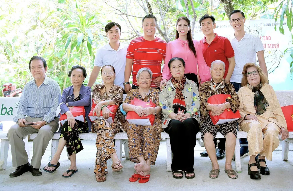 Gia đình tài tử Lý Hùng cùng nhữn người bạn thăm hỏi các nghệ sĩ gạo cội ở Viện dưỡng lão nghệ sĩ. Ảnh: NSCC Gia đình tài tử Lý Hùng cùng nhữn người bạn thăm hỏi các nghệ sĩ gạo cội ở Viện dưỡng lão nghệ sĩ. Ảnh: NSCC