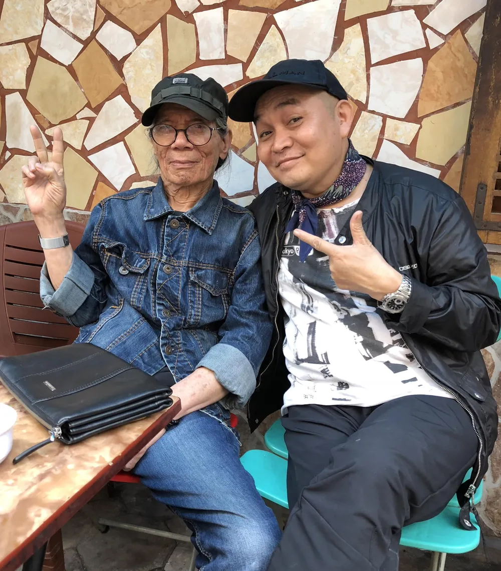 NSƯT Xuân Hinh và người anh thân thiết của mình. Ảnh: NSCC