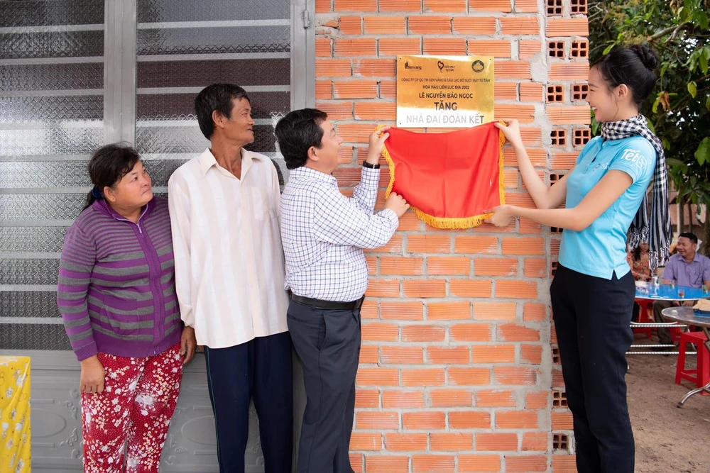 Hoa hậu Liên lục địa 2022 Lê Nguyễn Bảo Ngọc tặng quà và nhà đại đoàn kết cho người khó khăn. Ảnh: FBNV