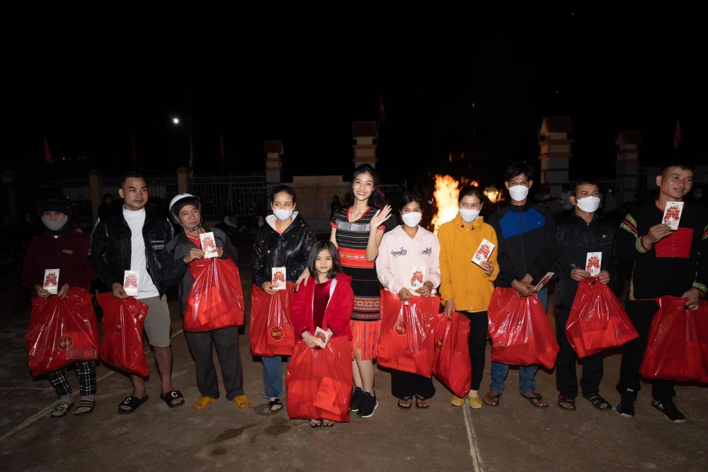 Á hậu Kiều Loan tặng quà cho đồng bào dân tộc. Ảnh: FBNV