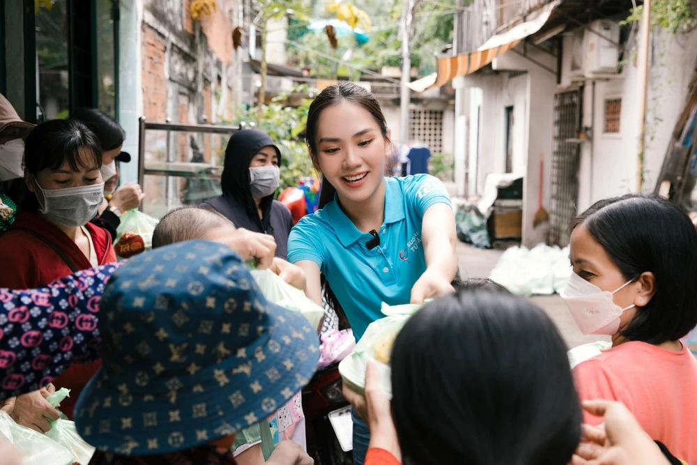 Mai Phương tặng 1.000 suất ăn cho các mái ấm, tịnh xá ở TP.HCM và xóm chạy thận cạnh Bệnh viện Nhi đồng 2. Ảnh: FBNV