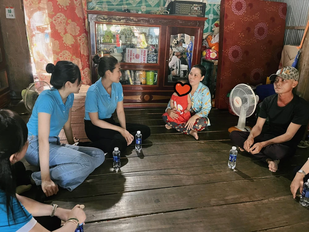 Nhân chuyến đi này, cả hai đã đến thăm hỏi, động viên gia đình bé Hạo Nam. Thiên Ân không khỏi xúc động và chia sẻ với gia đình về mất mát quá lớn này. Ảnh: FBNV