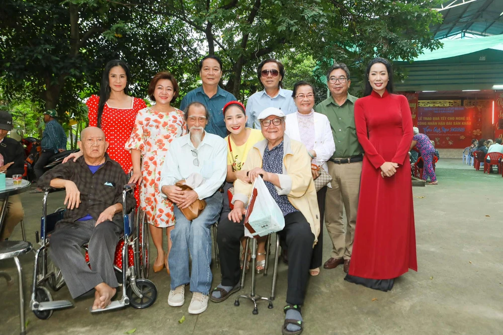 NSƯT Trịnh Kim Chi cùng các nghệ sĩ gạo cội tại Viện dưỡng lão nghệ sĩ. Ảnh: FBNV