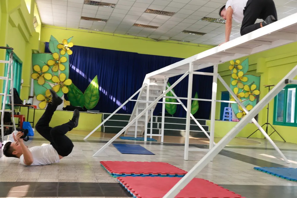 Quốc Cơ bị ngã khi tập luyện cùng em trai. Ảnh: FBNV Quốc Cơ bị ngã khi tập luyện cùng em trai. Ảnh: FBNV