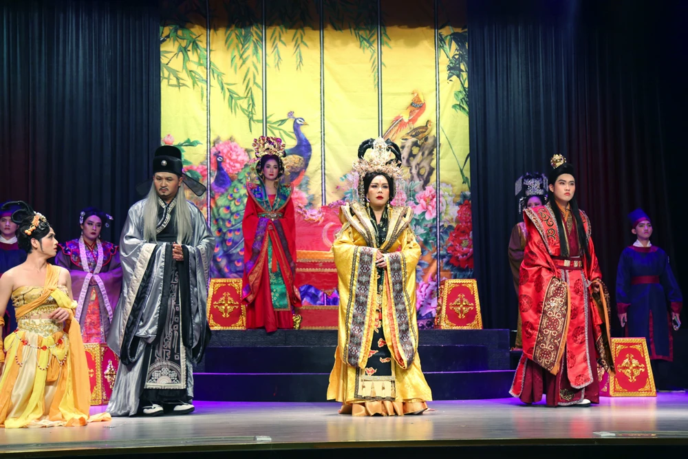 Việt Hương vào vai Đổng Thái Hậu, một người phụ nữ có nhiều âm mưu. Ảnh: NSCC