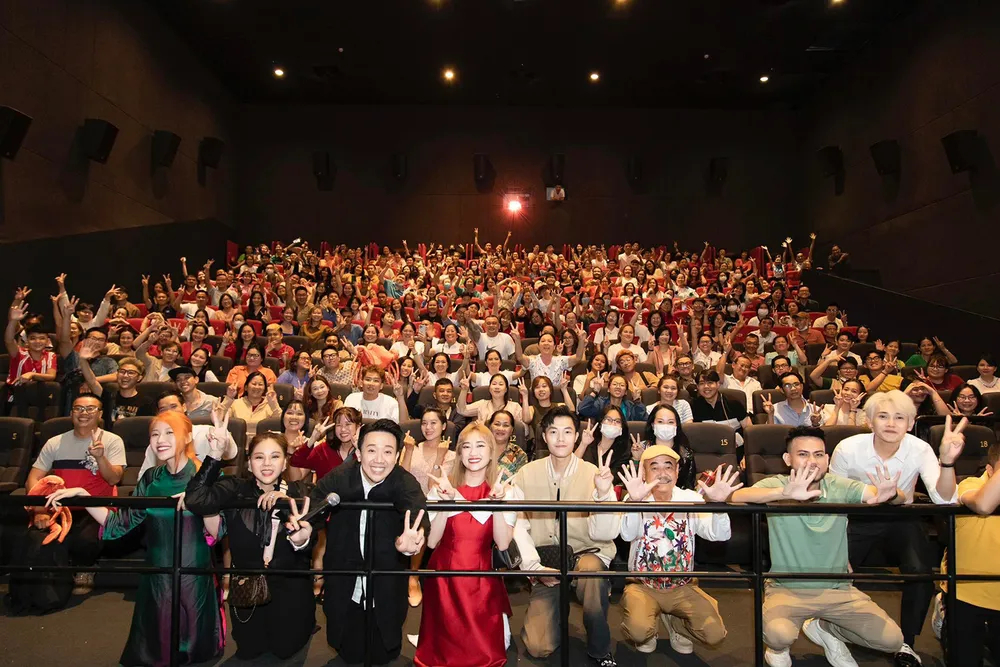 Trấn Thành (hàng đầu, thứ ba từ trái qua) cùng các diễn viên giao lưu với khán giả TP HCM tối mùng Một Tết. Ảnh: Nam Nguyen