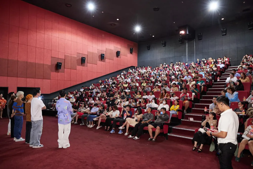 Các diễn viên trong &quot;Nhà bà nữ&quot; giao lưu với khán giả. Ảnh: FB Trấn Thành