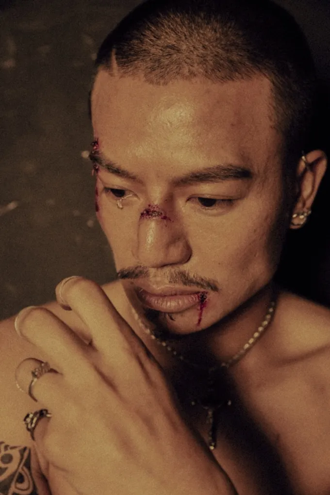 Hiếu Nguyễn có nhiều vết thương hóa trang và cả thương tích thật khi đóng giang hồ trong 'Hùng long phong bá'. Ảnh: FBNV Hiếu Nguyễn có nhiều vết thương hóa trang và cả thương tích thật khi đóng giang hồ trong 'Hùng long phong bá'. Ảnh: FBNV