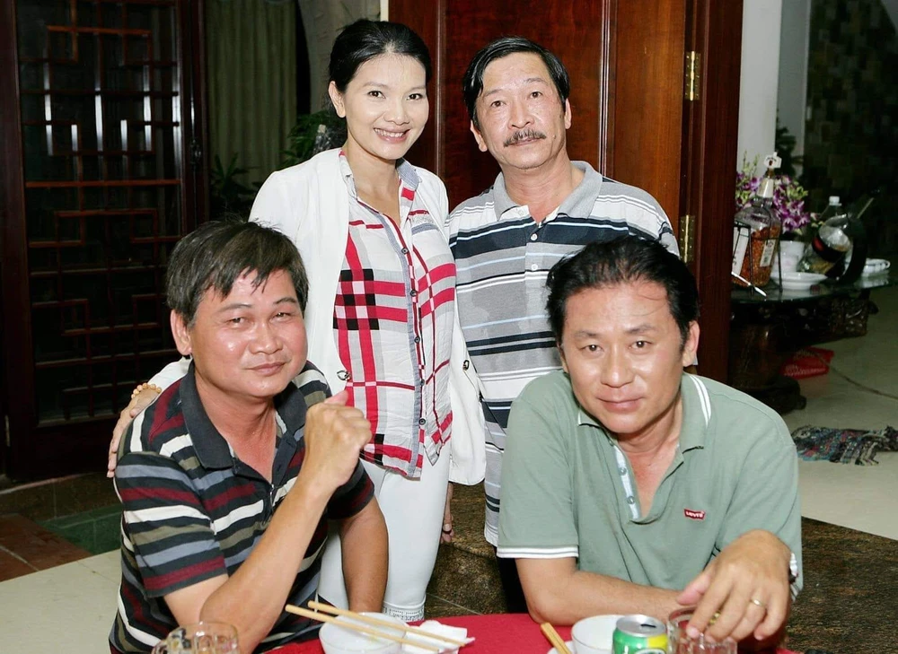 Đạo diễn Phạm Ngọc Châu (ngồi, bên trái) và NSND Tạ Minh Tâm. Ảnh: FBNV