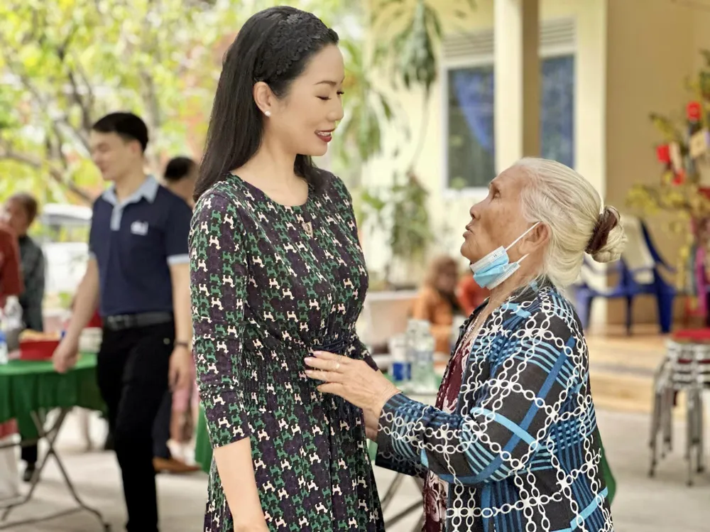 NSƯT Trịnh Kim Chi thăm hỏi các nghệ sĩ cao tuổi. Ảnh: FBNV