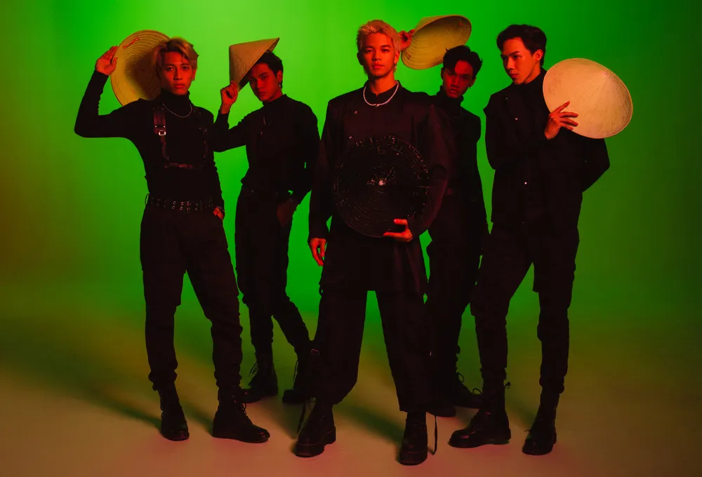 Trọng Hiếu và các vũ công trong MV. Ảnh: NSCC