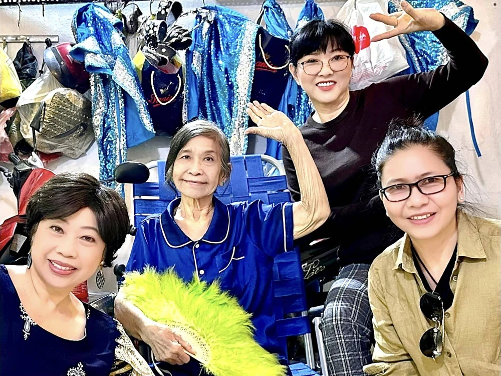 Nghệ sĩ Thanh Thế quanh quẩn ở nhà, đi đứng khó khăn vì chân yếu. Ảnh: FB nghệ sĩ Phi Phụng