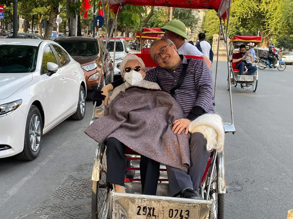 NSND Đặng Thái Sơn và má trong dịp giáng sinh 2022. Ảnh: FB Đặng Thái Sơn NSND Đặng Thái Sơn và má trong dịp giáng sinh 2022. Ảnh: FB Đặng Thái Sơn