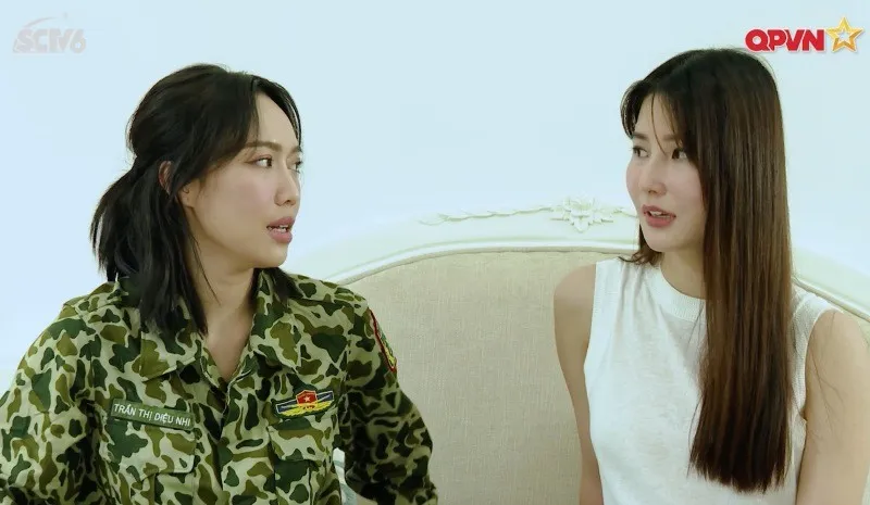 Diệu Nhi mặc trang phục quân đội để động viên và trao kinh nghiệm cho Diễm My. Diệu Nhi mặc trang phục quân đội để động viên và trao kinh nghiệm cho Diễm My.