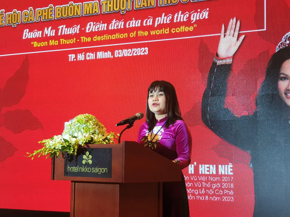 Bà H’Yim Kđoh phát biểu tại buổi họp báo. Ảnh: HÀ NGUYỄN Bà H’Yim Kđoh phát biểu tại buổi họp báo. Ảnh: HÀ NGUYỄN