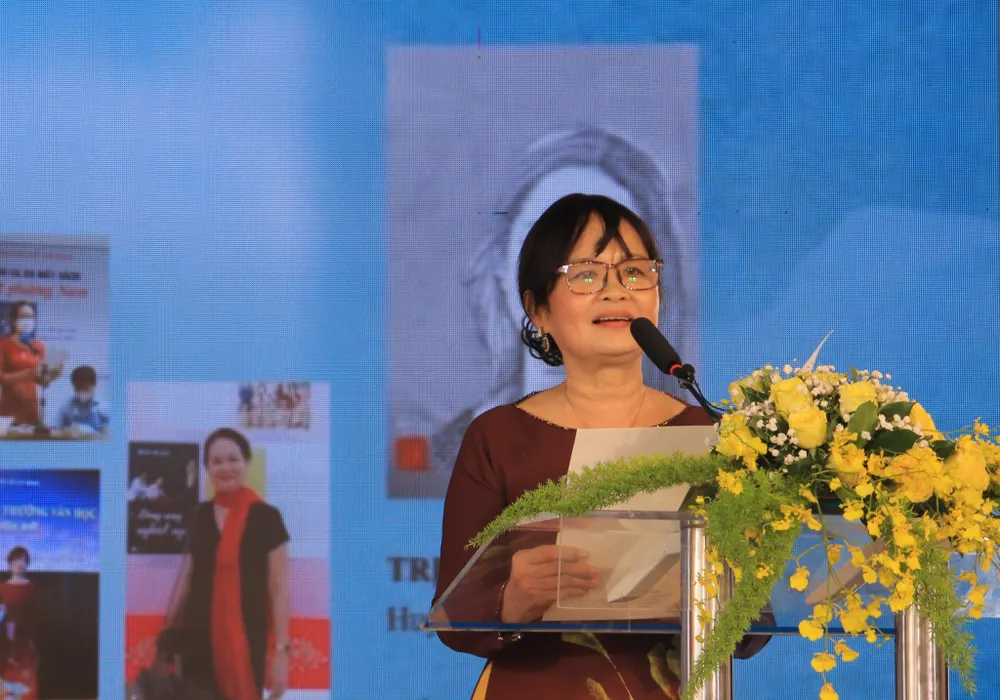 Nhà văn Bích Ngân, Chủ tịch Hội Nhà văn TP.HCM phát biểu khai mạc. Ảnh: VÕ THƠ Nhà văn Bích Ngân, Chủ tịch Hội Nhà văn TP.HCM phát biểu khai mạc. Ảnh: VÕ THƠ