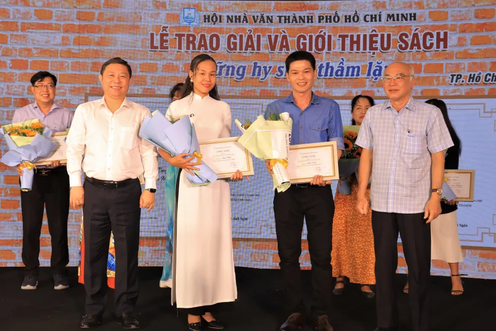 Ông Dương Anh Đức và Phan Nguyễn Như Khuê trao tặng phần thưởng cho hai giải nhì. Ảnh: VÕ THƠ Ông Dương Anh Đức và Phan Nguyễn Như Khuê trao tặng phần thưởng cho hai giải nhì. Ảnh: VÕ THƠ