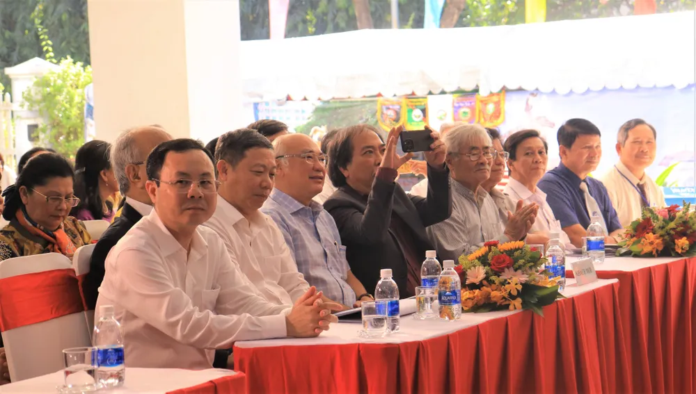 Ông Nguyễn Văn Hiếu cùng các lãnh đạo tham dự Ngày thơ Việt Nam. Ạnh: VÕ THƠ Ông Nguyễn Văn Hiếu cùng các lãnh đạo tham dự Ngày thơ Việt Nam. Ạnh: VÕ THƠ