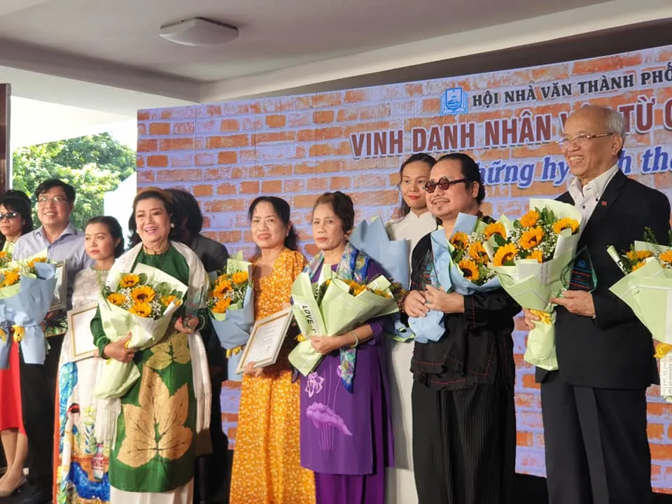 Các nhân vật và tác giả nhận giải tại chương trình. Ảnh: HÀ NGUYỄN Các nhân vật và tác giả nhận giải tại chương trình. Ảnh: HÀ NGUYỄN