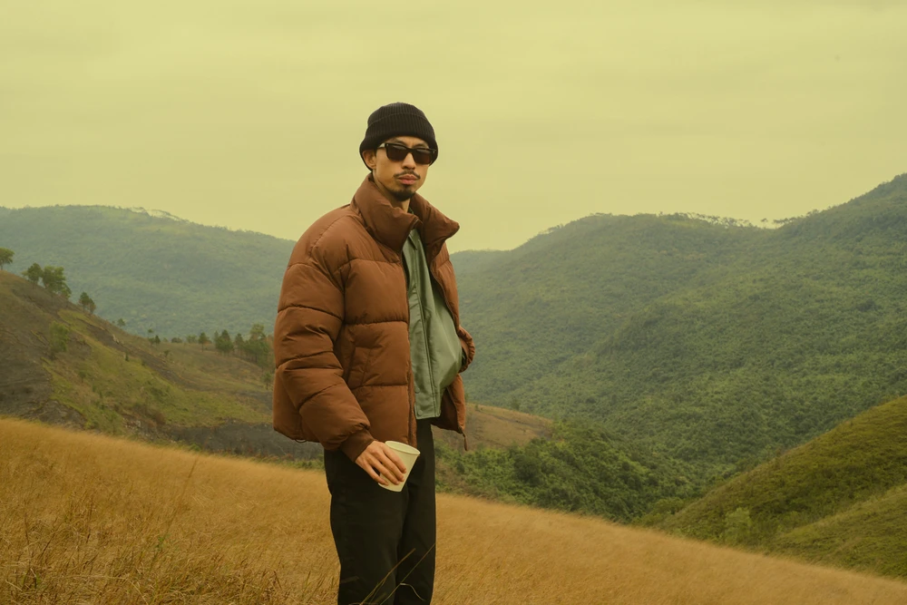 MV Luôn yêu đời được Đen thực hiện khi anh trở về Quảng Ninh. Ảnh: NSCC