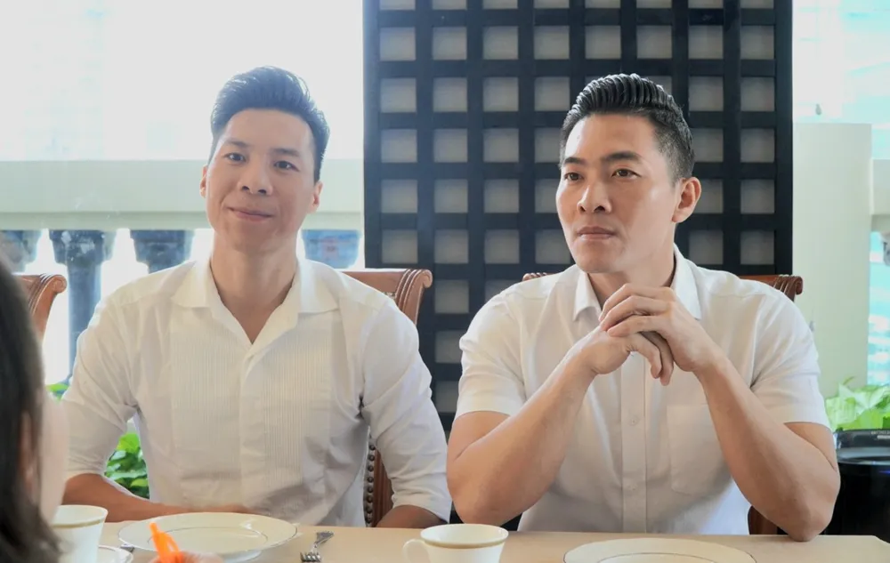 Quốc Cơ - Quốc Nghiệp gởi lời tri ân đến khán giả đã ủng hộ hai anh em trong suốt sự kiện xác lập kỷ lục thế giới tại Milan. Ảnh: HÀ NGUYỄN