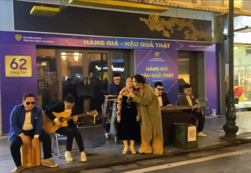 Diva Thanh Lam ôm lấy vai cô bé khiếm thị cùng cất tiếng hát. Ảnh: Chụp màn hình.