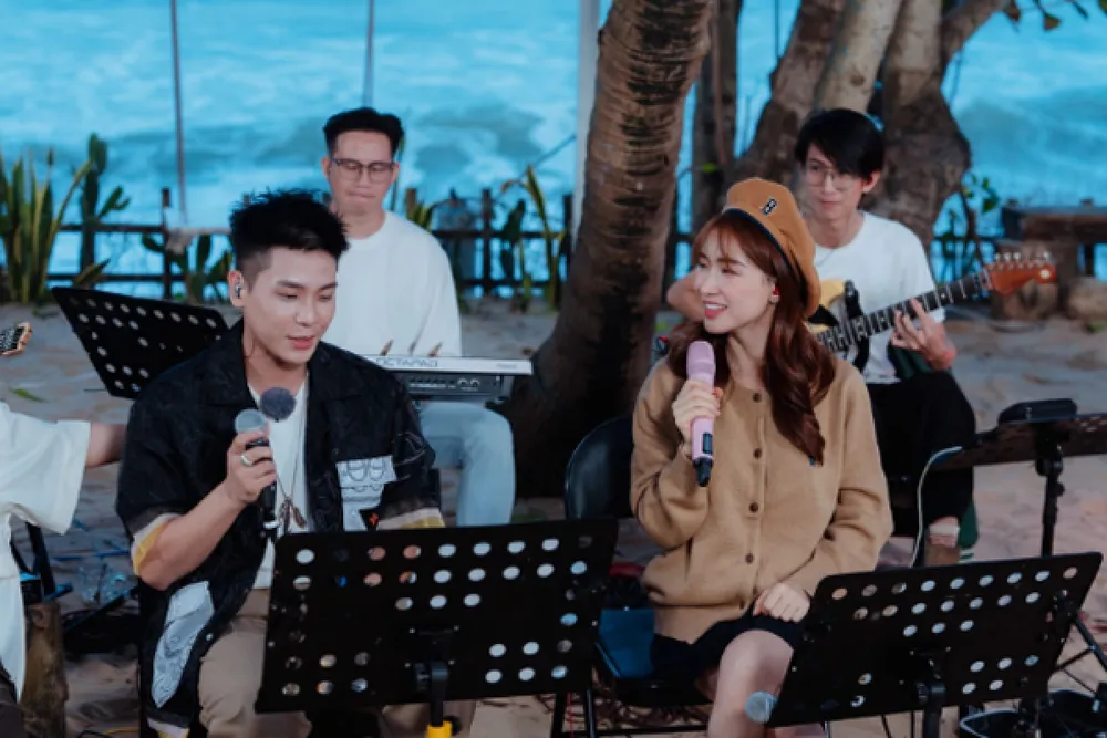 Quân A.P và Hoà Minzy trong &quot;Biển của Hy vọng&quot;. Ảnh: NSX