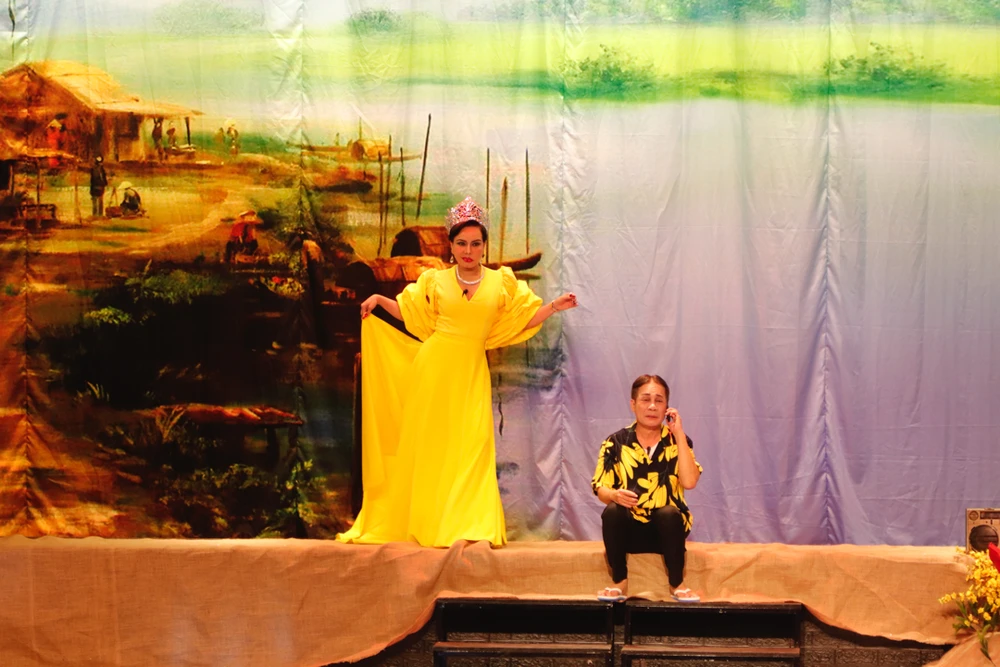 NS Minh Nhí và Việt Hương trong vở "Sơ hở là yêu". Ảnh: NSCC