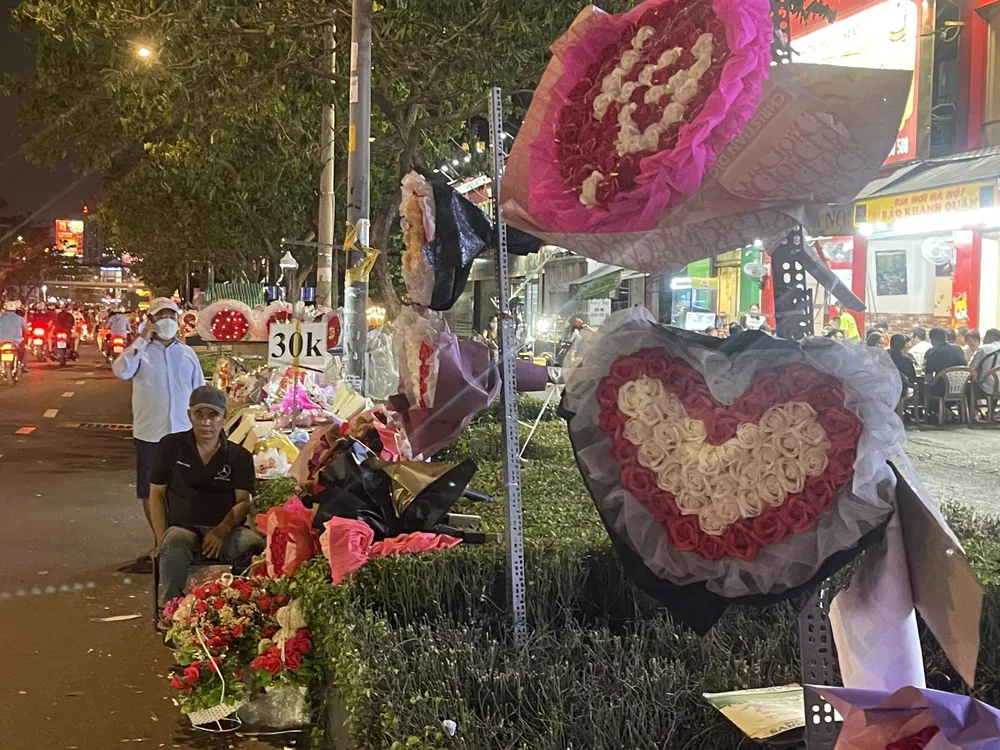 Anh Nhã đượm buồn vì hoa Valentine bán chậm trong khi đêm đã dần khuya. Ảnh: KHÁNH TRÚC Anh Nhã đượm buồn vì hoa Valentine bán chậm trong khi đêm đã dần khuya. Ảnh: KHÁNH TRÚC