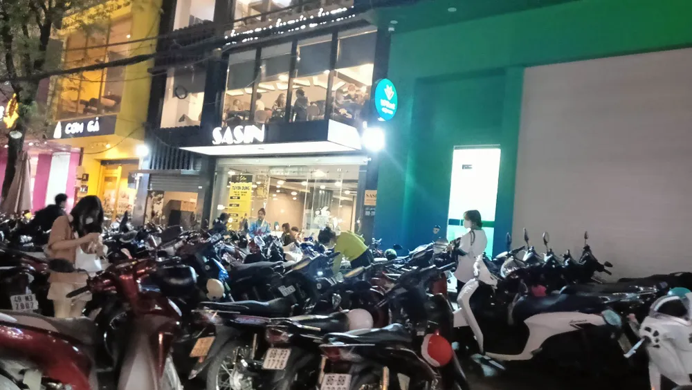 Các quán ăn đông đúc dịp Valentine. Ảnh: Mộc Nhiên Các quán ăn đông đúc dịp Valentine. Ảnh: Mộc Nhiên