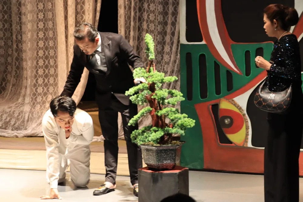 Rồi... mắc cái gì cười? phản ánh về thân phận của những người đồng tính. Ảnh: HÀ NGUYỄN