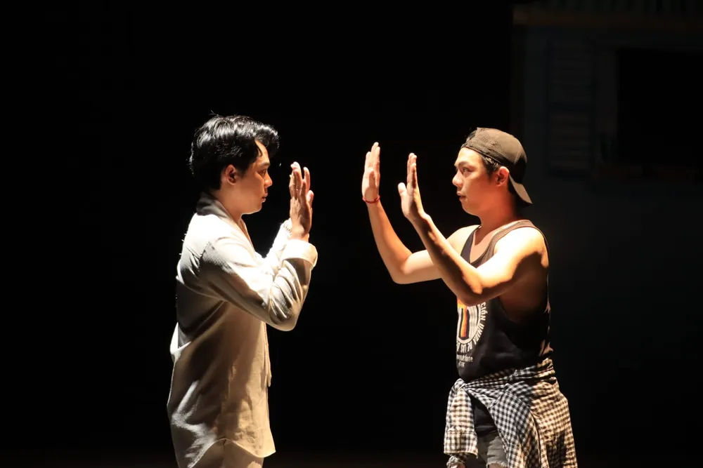 Ngọc Tân (phải) và Ngọc Tiến (trái) trong vở. Ảnh: HÀ NGUYỄN