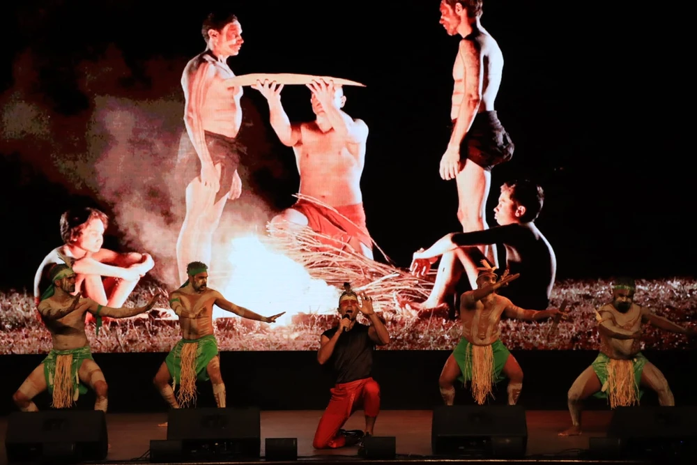 Nam ca sĩ Mitch Tambo trình diễn tiết mục Walanbaa. Ảnh: HÀ NGUYỄN