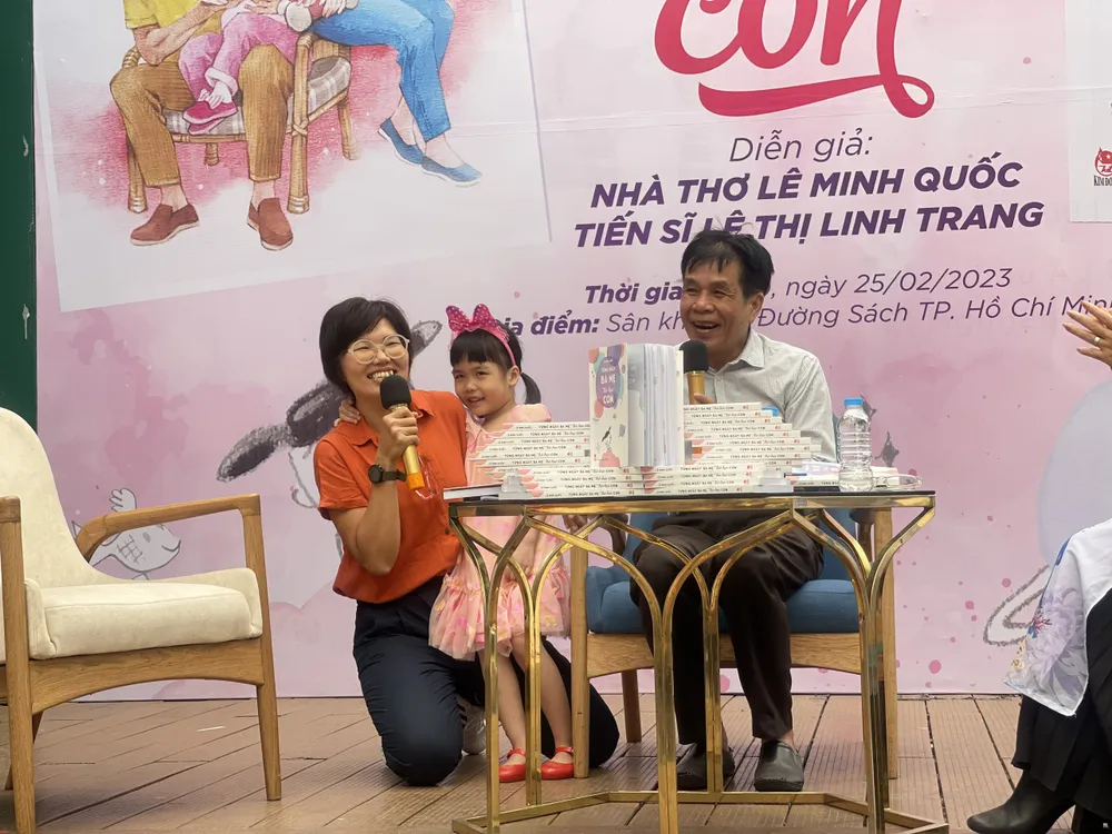 Bà xã và bé Mì, con gái của nhà thơ Lê Minh Quốc xuất hiện tại buổi giao lưu. Ảnh: THUỶ TÂM Bà xã và bé Mì, con gái của nhà thơ Lê Minh Quốc xuất hiện tại buổi giao lưu. Ảnh: THUỶ TÂM